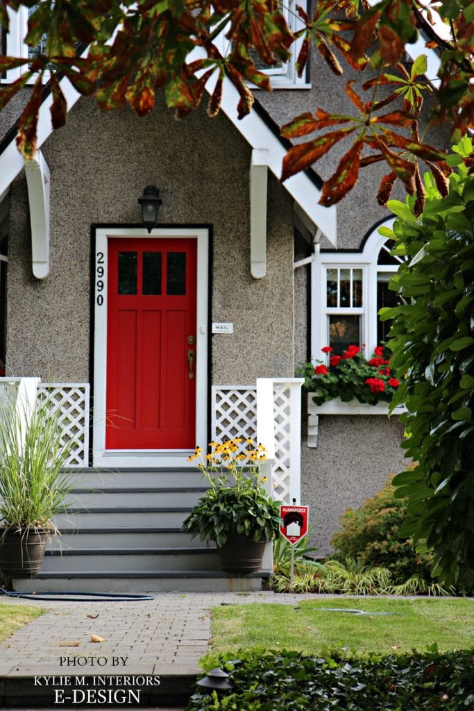Red front door, white trim, black accent, stucco siding, traditional home. Door similar to Sherwin Williams Poinsetta or Showstopper. Photo via Kylie M E-design