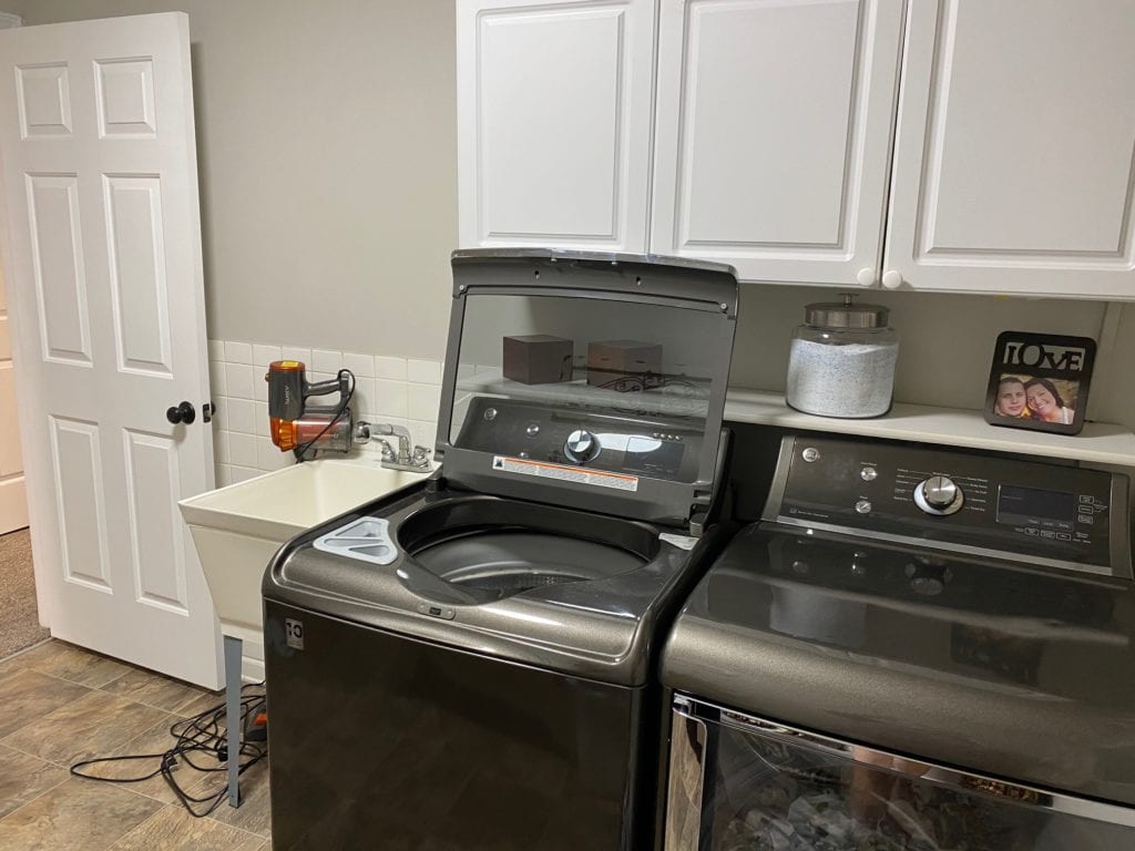 LAUNDRY ROOM BEFORE DIY UPDATE (3)