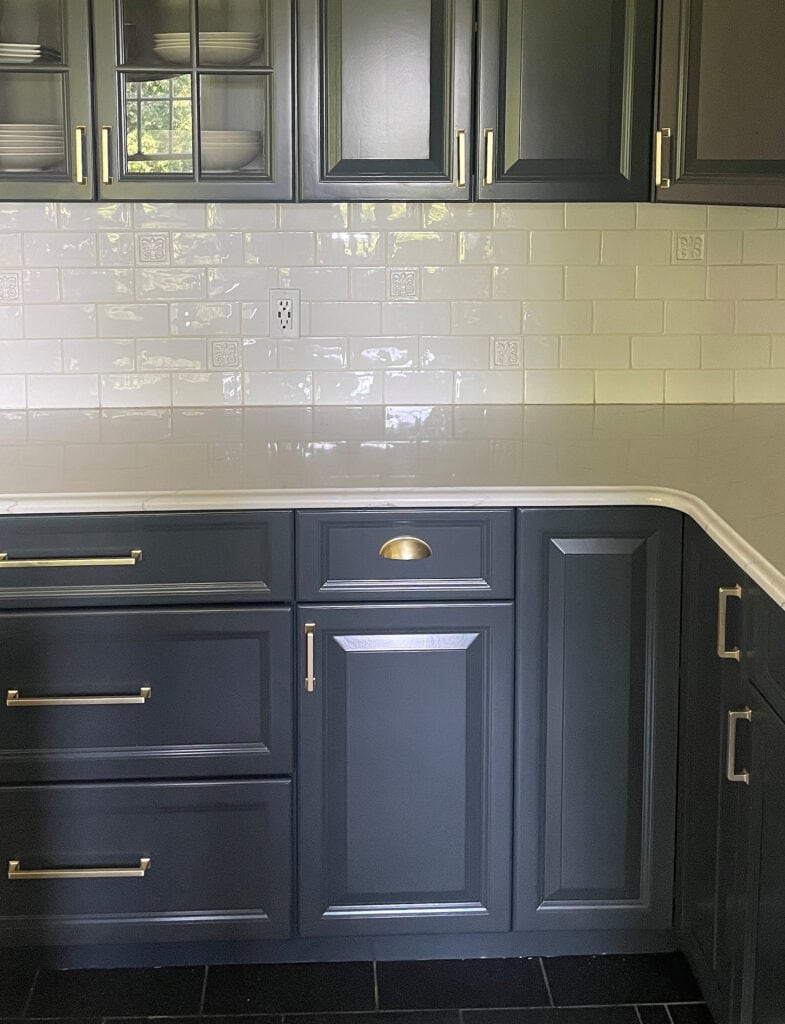 wHITE QUARTZ COUNTERTOP, BLACK AND WHITE CHECKERBOARD TILE FLOOR, BENJAMIN MOORE WROUGHT IRON PAINTED KITCHEN CABINETS, GOLD HARDWARE (1)