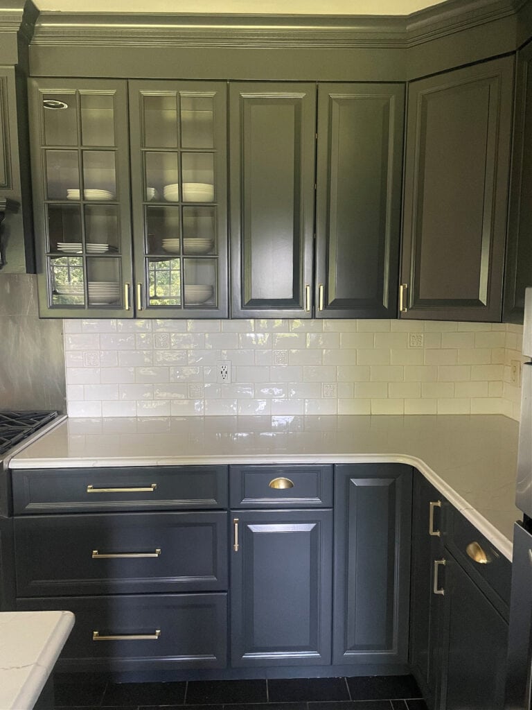wHITE QUARTZ COUNTERTOP, BLACK AND WHITE CHECKERBOARD TILE FLOOR, BENJAMIN MOORE WROUGHT IRON PAINTED KITCHEN CABINETS, GOLD HARDWARE