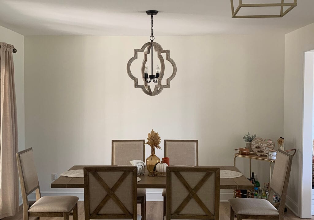 Dining room with warm white walls, Benjamin Moore Cloud White