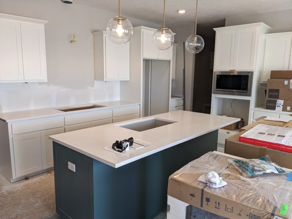 silestone eternal statuario pink undertones, Alabaster cabinets, Riverway island