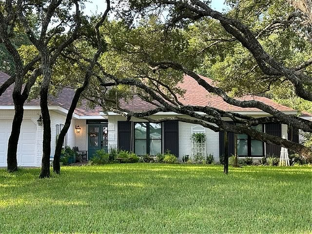 painted exterior brick, Romabio Avorio white, Sherwin Williams Iron Ore shutters, Riverway painted teal front door, single storey home
