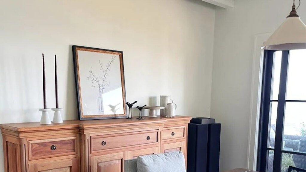Benjamin Moore Simply White in north-facing exposure with wood cabinet