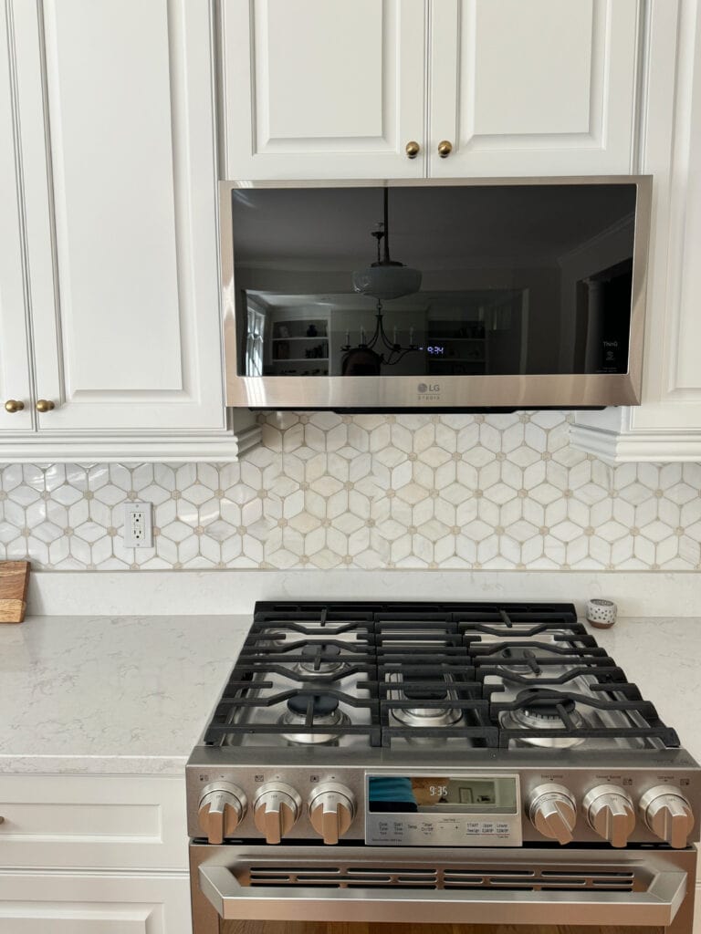 White Dove cabinet marble beige backsplash tile, off-white quartz countertop, stainless steel painted kitchen cabinets.