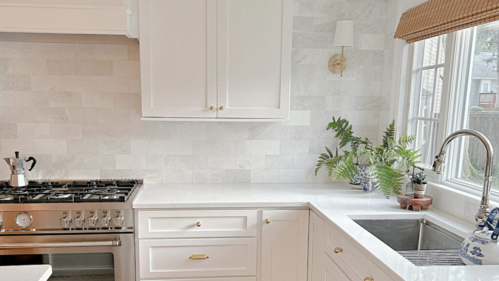 Benjamin Moore Chantilly Lace whit