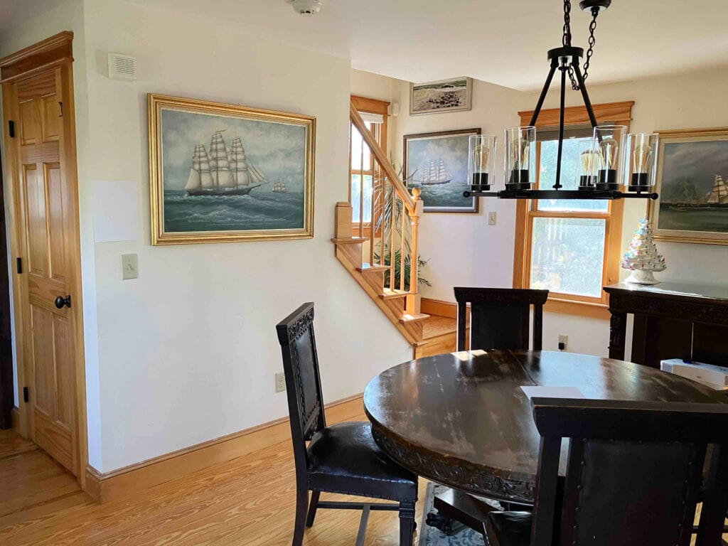 dining room in heritage home with pine floors and wood pine trims, Benjamin Moore Navajo White paint color on walls.