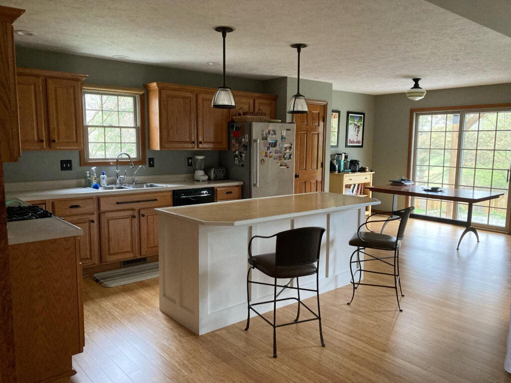 BEFORE PAINTING oak wood kitchen cabinets (1)