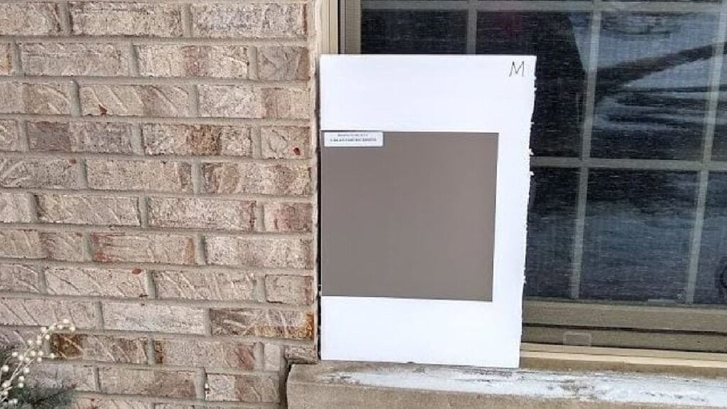 BENJAMIN MOORE METROPOLIS WITH EXTERIOR BRICK AND BEIGE-TAN WINDOWS