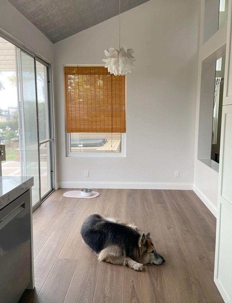 Benjamin Moore Classic Gray walls with Sherwin Williams Pure White trim in kitchen eating nook